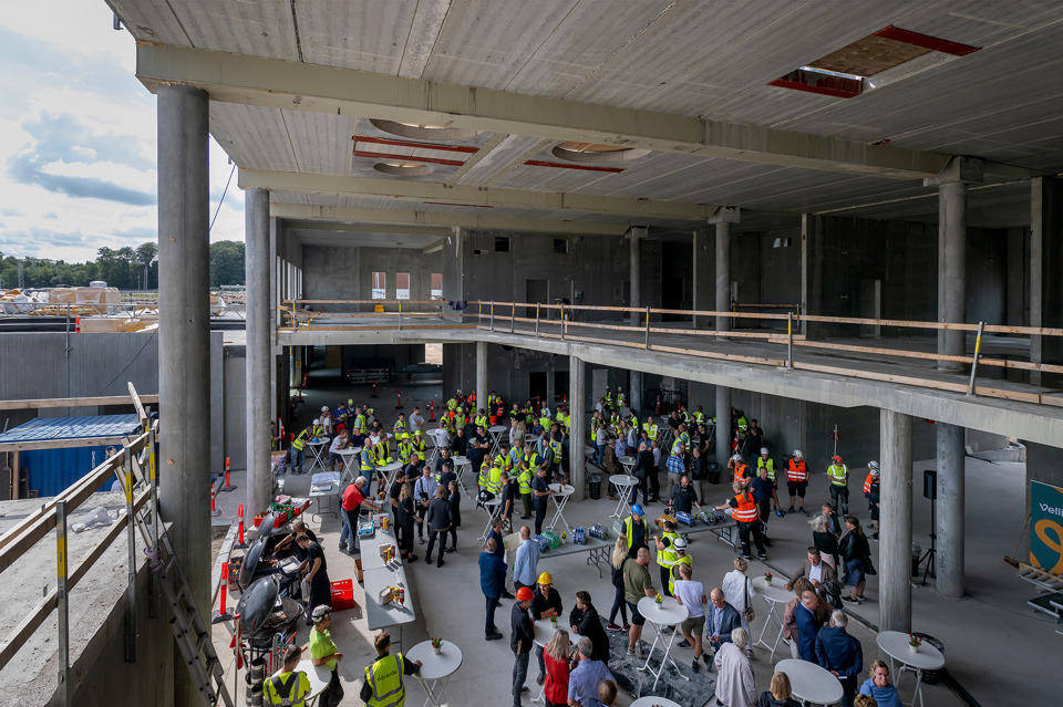 Billede fra oven af deltagere i rejsegilde