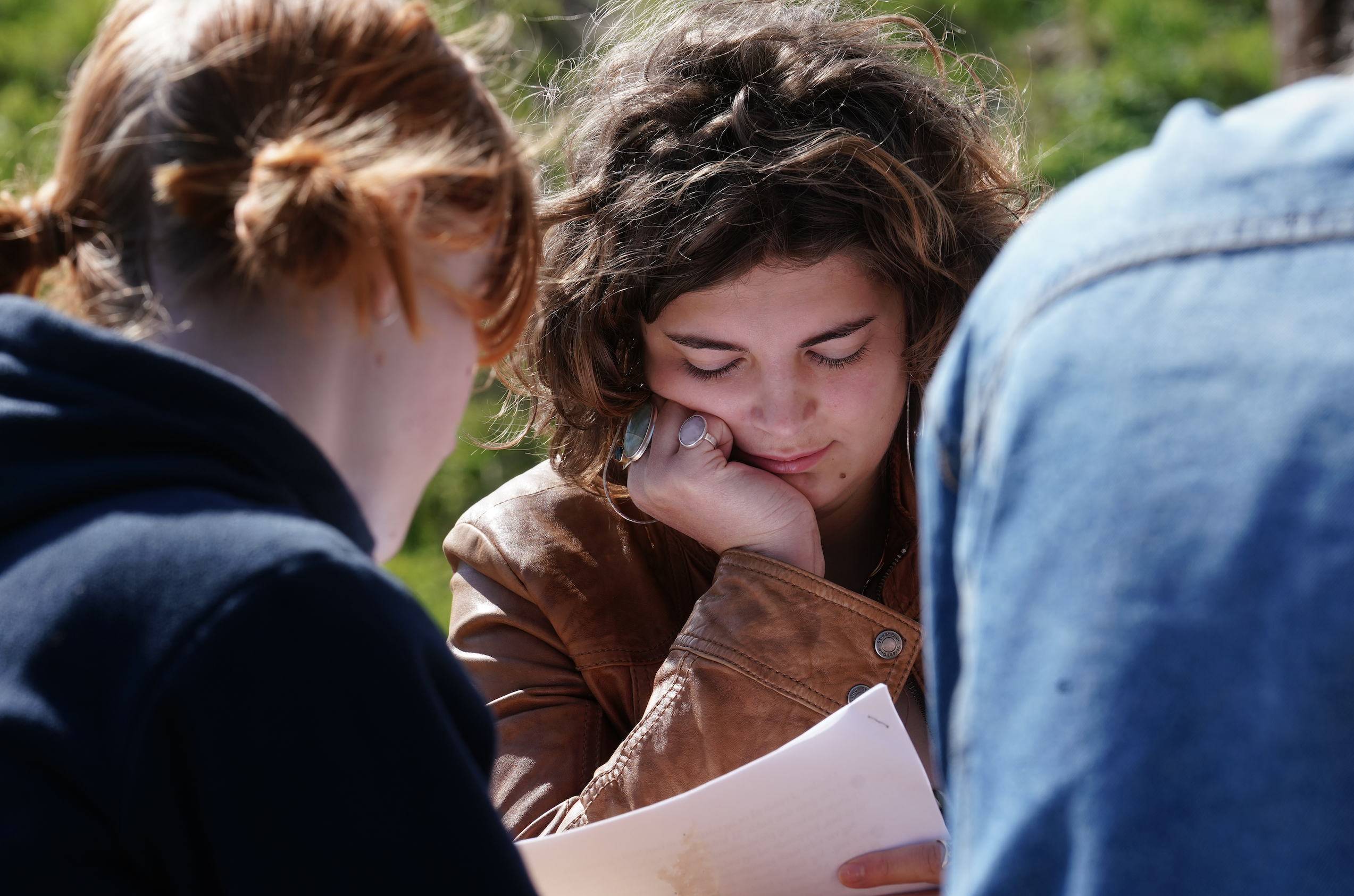 Unge læser i fællesskab. 