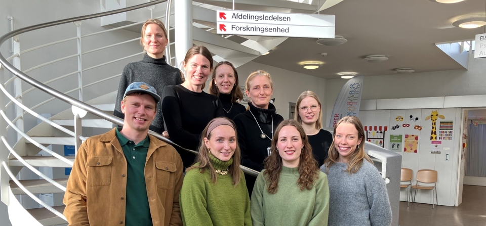 En gruppe mennesker ved en trappe