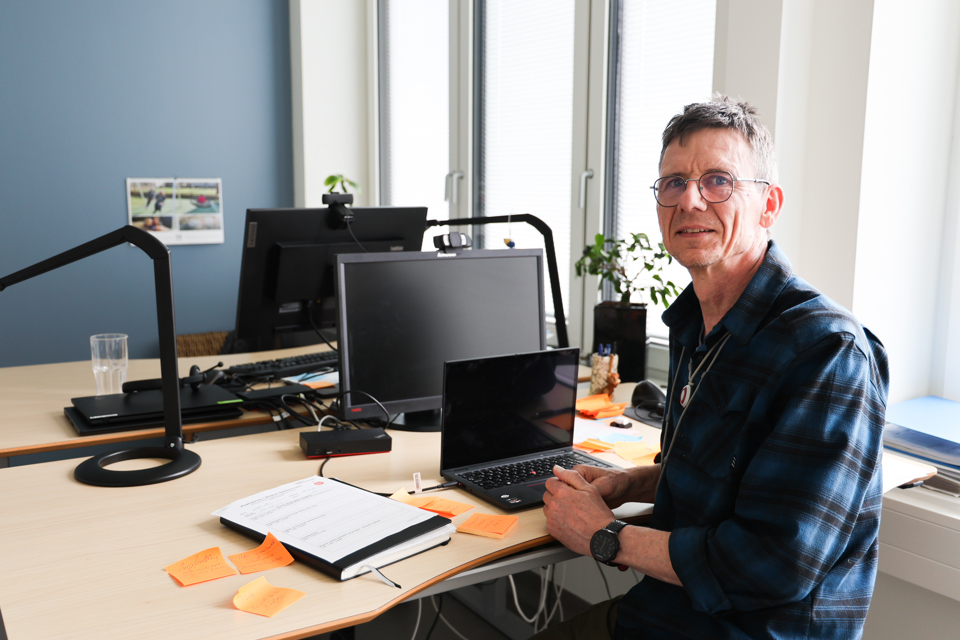 Cheflæge Klaus Møller-Nielsen ved sit skrivebord i Aabenraa