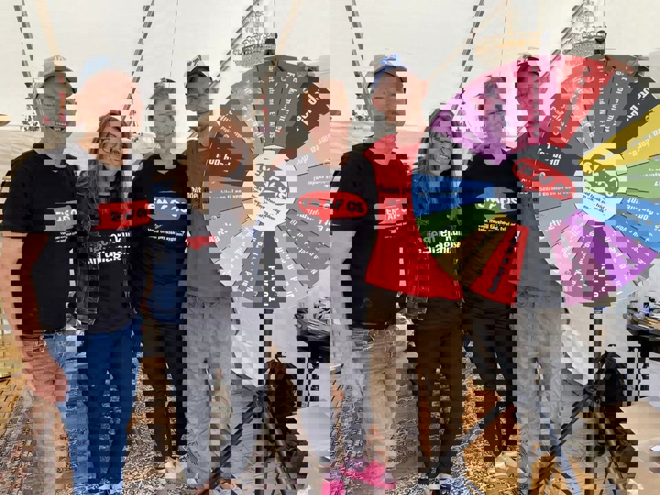 Fire personer står sammen