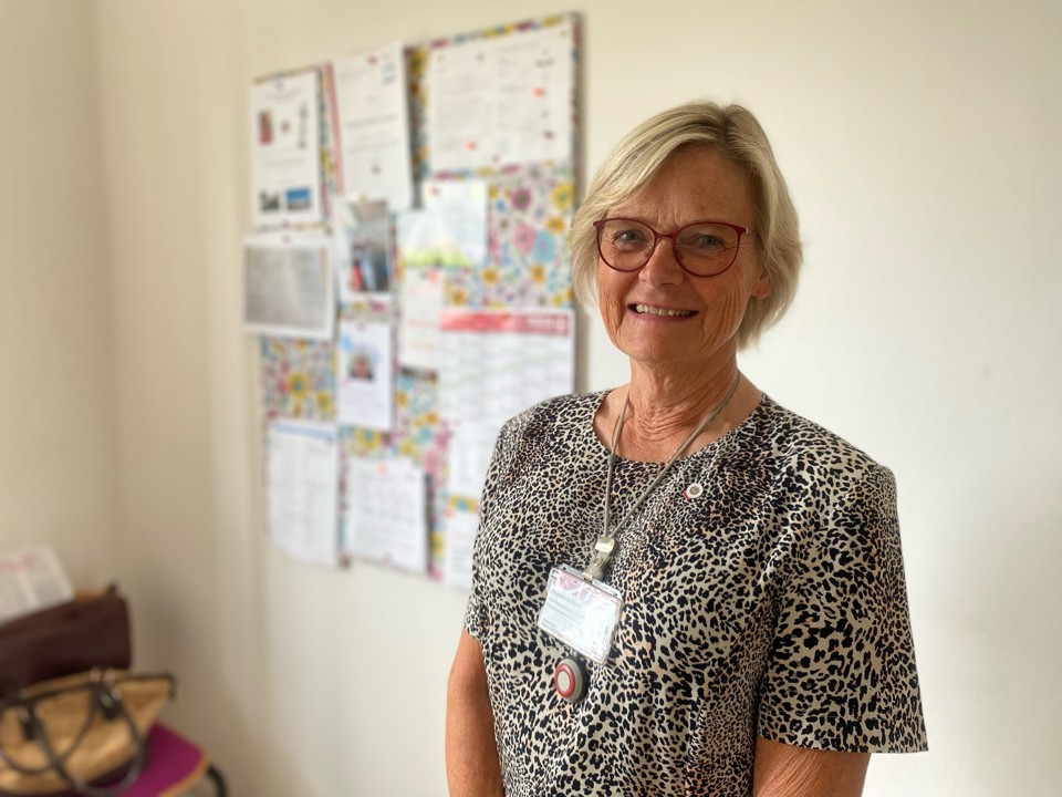 Elisabeth ved sit skrivebord