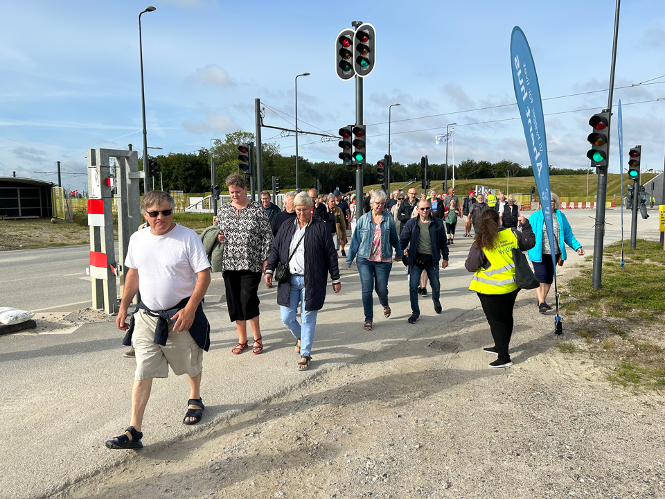 Besøgende ankommer til åbent hus