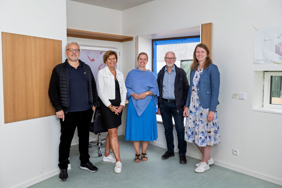 Afdelingschef i A. Enggaard Jens Skinnebach og ejendomsdirektør i Velliv Solveig Ranje samt regionsrådsformand Stephanie Lose (V) og udvalgsformændene Karsten Uno Petersen (S) og Mette Bossen Linnet (V) på en af de nye sengestuer på psykiatrisk afdeling i Odense.