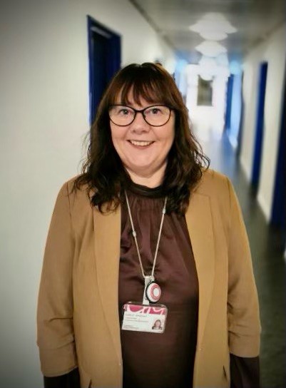 Lægesekretær Lotte startede som praktikant i 9. klasse: Nu kan hun fejre 40 års jubilæum