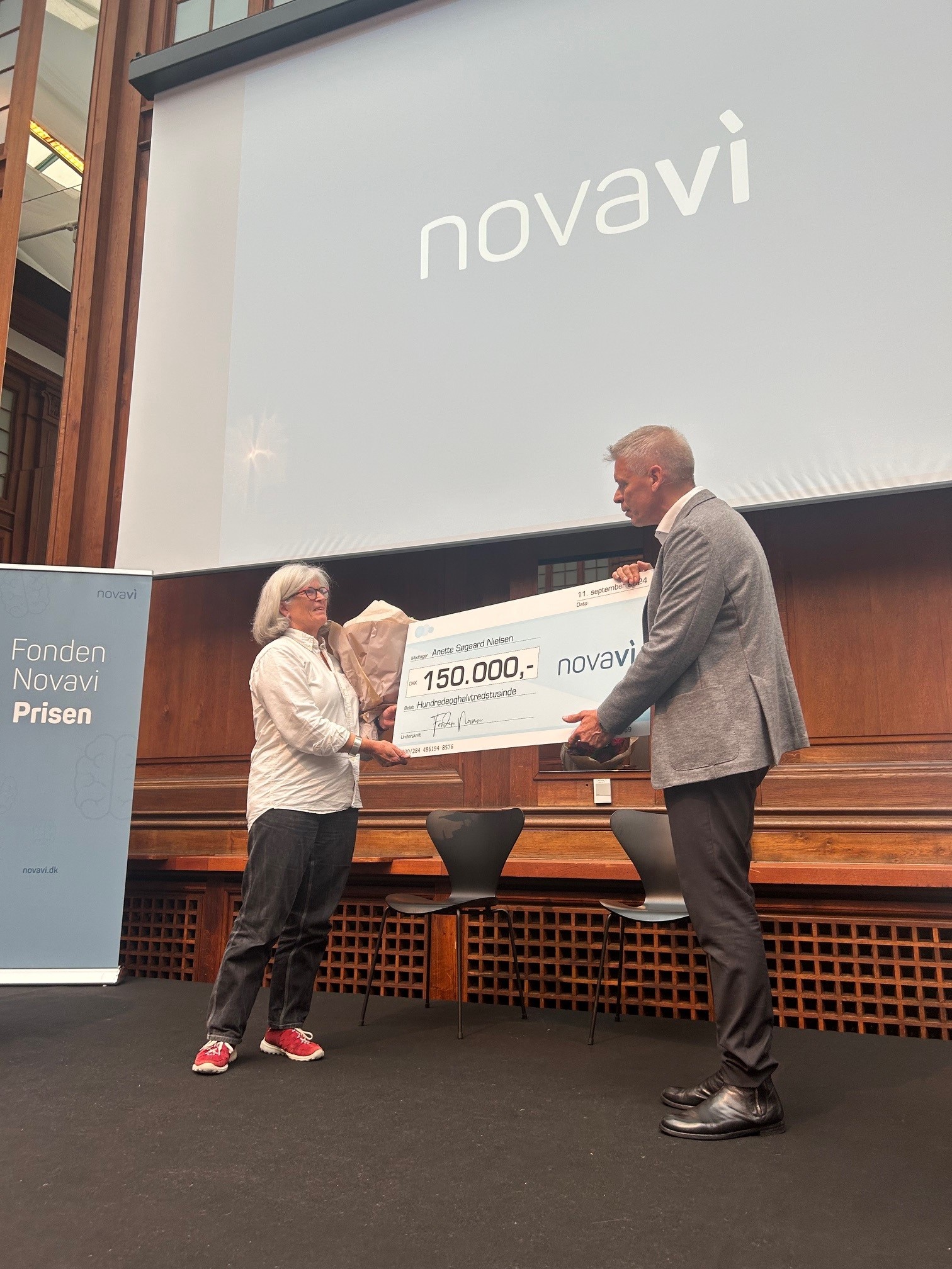 Professor Anette Søgaard Nielsen får overrakt Fonden Novavis hæderspris på 150.000 kroner