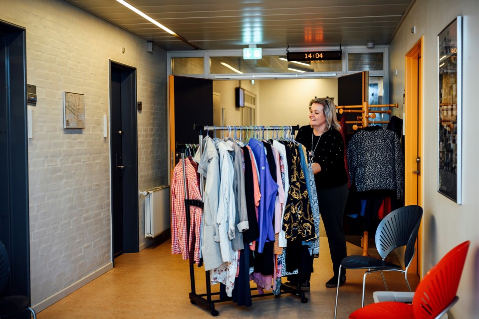Ninna Sarup, socialrådgiver på psykiatrisk afdeling Middelfart, kommer rullende med tøjstativ