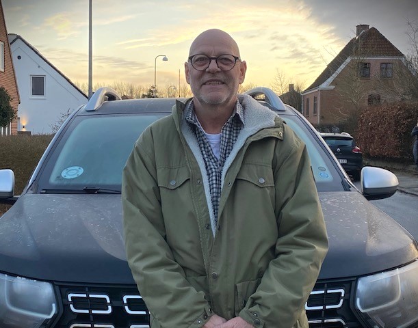 Jørgen Peter Søderling Jensen foran sin bil. 