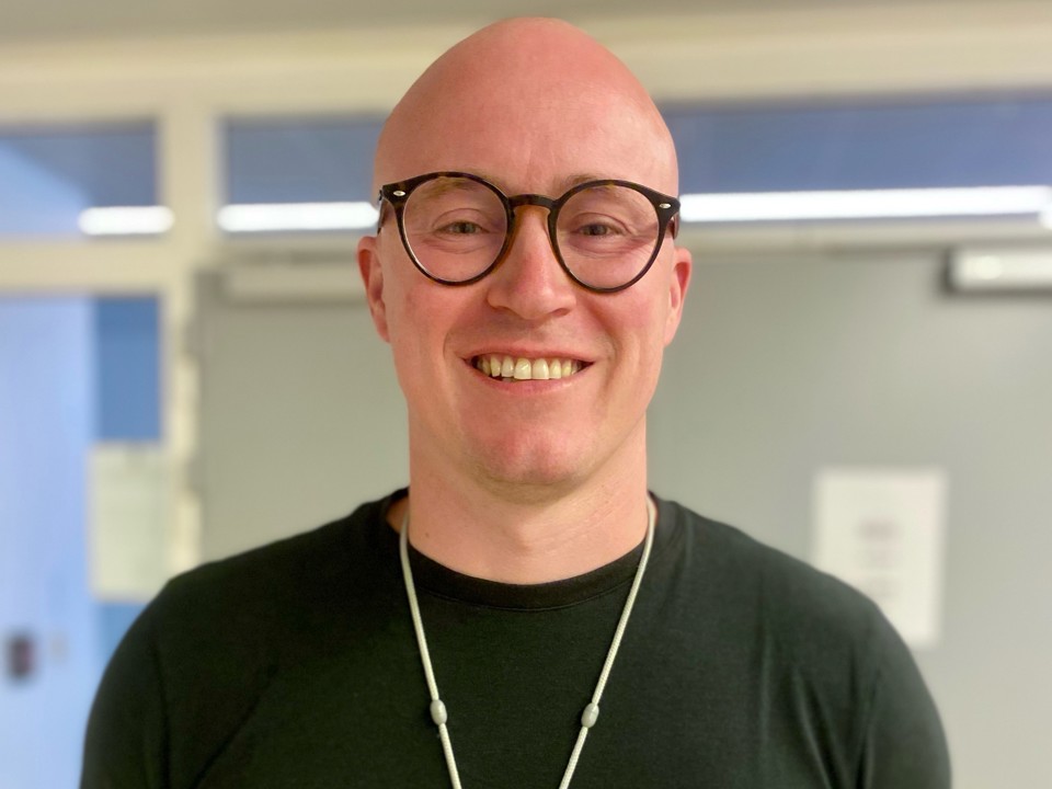 Søren står i gangen på retspsykiatrisk afsnit